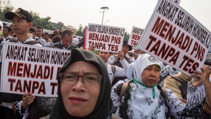 TIRTO-antarafoto-aksi-kesejahteraan-guru-honorer-150915-agr-5-Edit_ratio-16x9