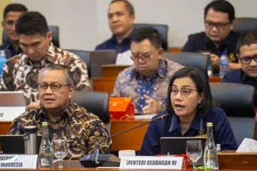 Menteri Keuangan Sri Mulyani Indrawati (kanan) bersama Gubernur Bank Indonesia Perry Warjiyo (kiri) mengikuti rapat kerja dengan Badan Anggaran DPR di kompleks Parlemen, Senayan, Jakarta, Rabu (04/09).