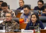 Menteri Keuangan Sri Mulyani Indrawati (kanan) bersama Gubernur Bank Indonesia Perry Warjiyo (kiri) mengikuti rapat kerja dengan Badan Anggaran DPR di kompleks Parlemen, Senayan, Jakarta, Rabu (04/09).