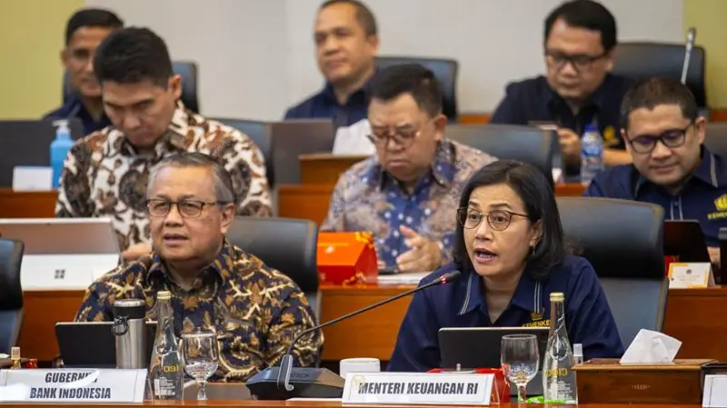 Menteri Keuangan Sri Mulyani Indrawati (kanan) bersama Gubernur Bank Indonesia Perry Warjiyo (kiri) mengikuti rapat kerja dengan Badan Anggaran DPR di kompleks Parlemen, Senayan, Jakarta, Rabu (04/09).